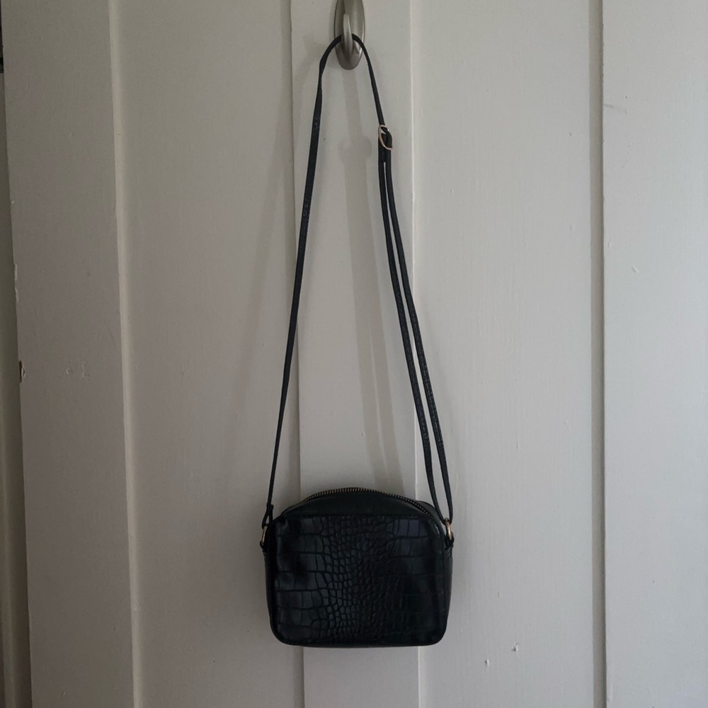 Elegant Black Croc-Embossed Crossbody Bag